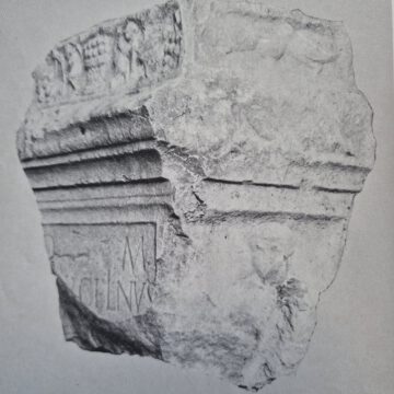 Römischer Grabstein in Friedhofsmauer