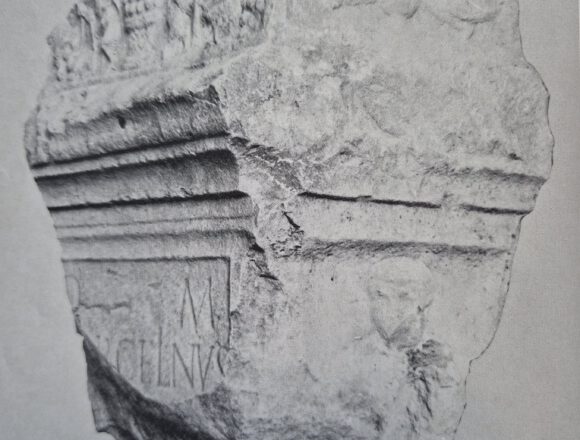 Römischer Grabstein in Friedhofsmauer