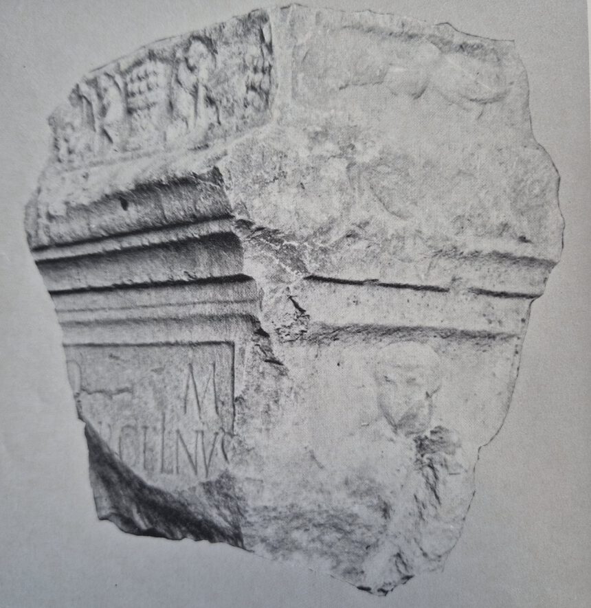 Grabstein Kay Römischer Grabstein in Friedhofsmauer